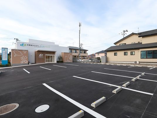 広い駐車場の外観  
