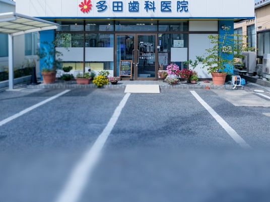 病院の正面玄関  