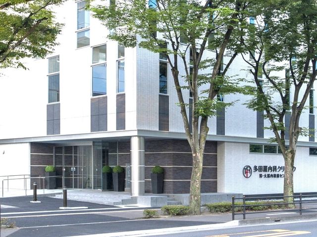 建物外観 外観   木々に囲まれた落ち着いた外観です。ガラス扉の入口で、明るく入りやすい雰囲気があります。