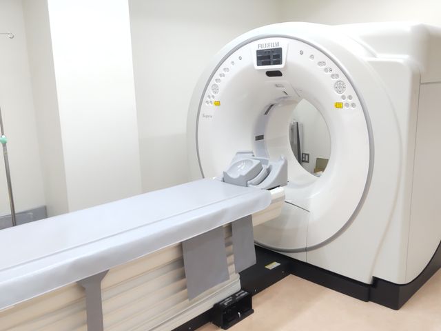 機能訓練室の検査機器 機能訓練室   白を基調とした室内に、検査機器が設置されています。落ち着いた環境で、利用者の状態確認や訓練支援に関わる場面が想像しやすいです。