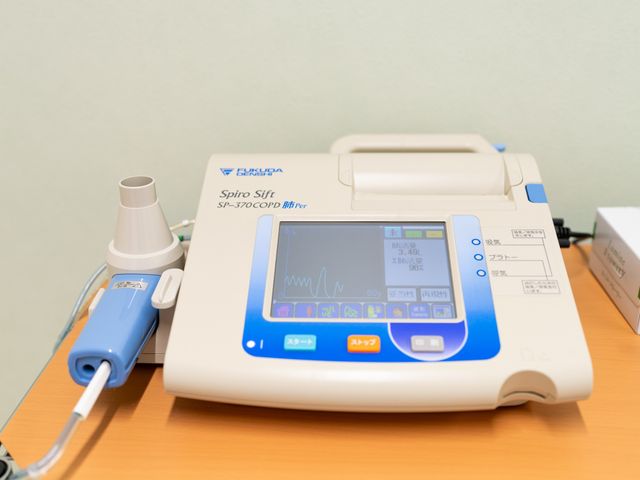 呼吸機器のある機能訓練室 機能訓練室   呼吸機能の測定に使う機器が、木目の台に整然と置かれています。見守りや訓練の準備がしやすい、落ち着いた空間です。