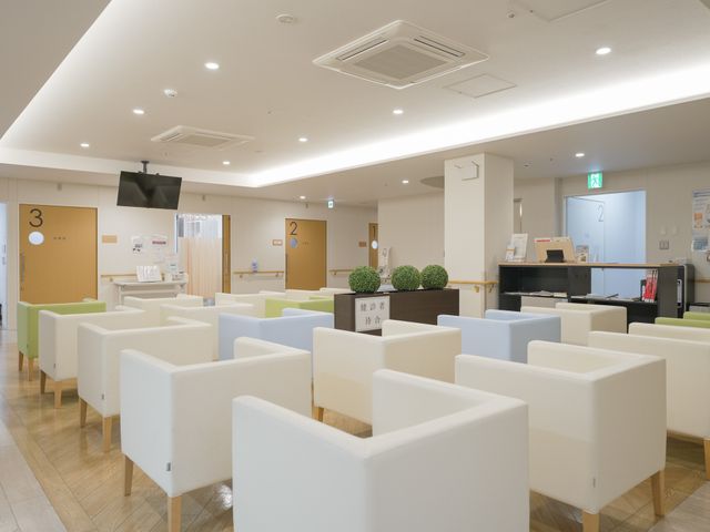 明るい待合ロビー ロビー   白を基調とした落ち着いた空間に、ゆったりした椅子が並ぶ待合スペースです。明るい照明で、来訪者を案内しやすそうです。