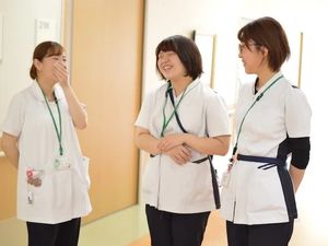 笑顔のスタッフ3人 廊下  