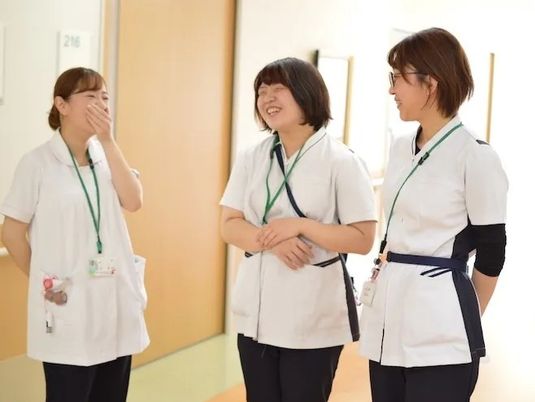 笑顔のスタッフ3人 廊下  