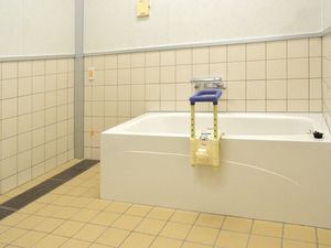 手すり付き浴槽の浴室  