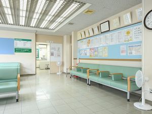 掲示物のある待合室  