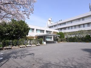 建物前の駐車場  
