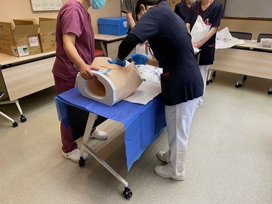 職員が手技を確認する多目的室  