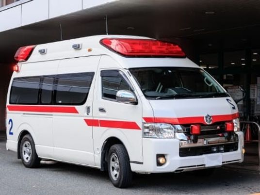 救急車と建物前  