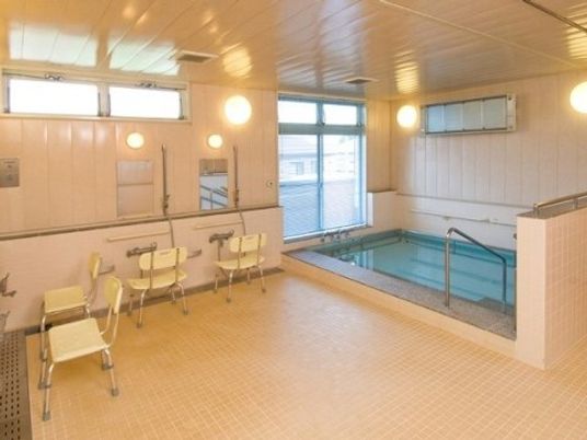 明るい浴室施設