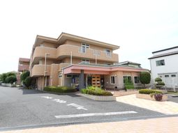 明るい外観の建物