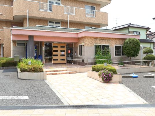 清潔感のある建物エントランス