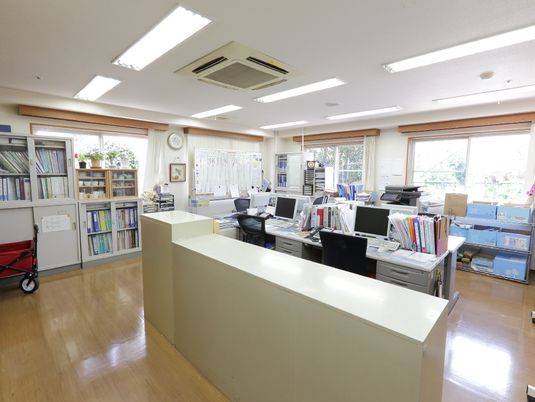整ったオフィスの一角