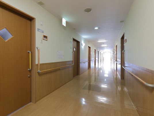 廊下の手摺り付き通路