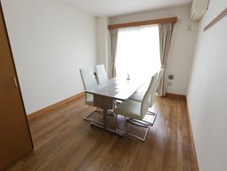 ダイニングテーブルと椅子の居室