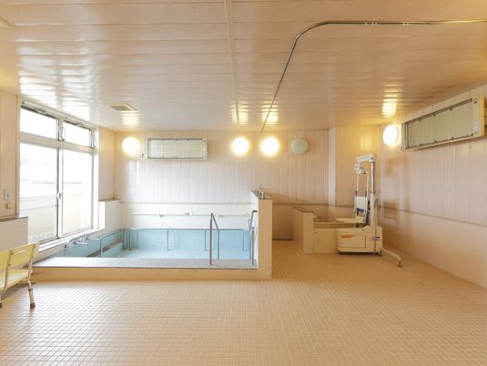 広々とした浴室空間