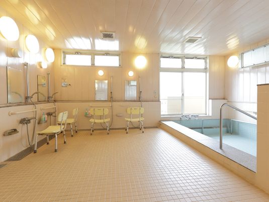 明るい浴室設備