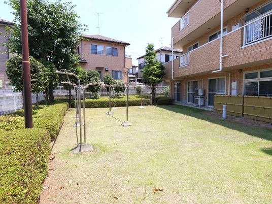 広々とした緑の庭