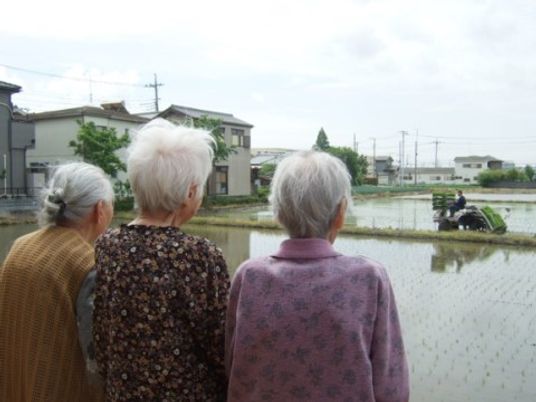 田園を見渡す高齢者たち