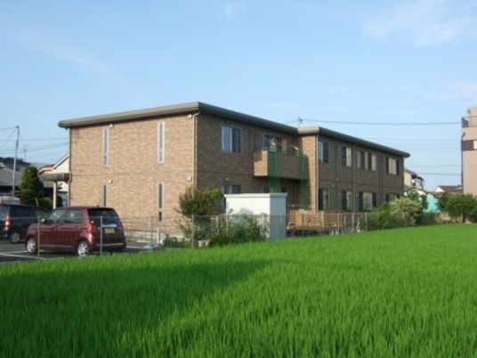 緑豊かな外観の建物