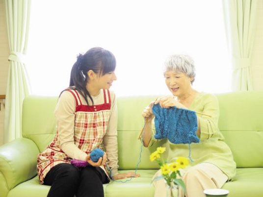 笑顔で話す二人のラウンジ