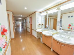 清潔な洗面台と廊下