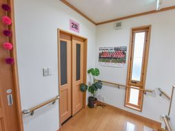 温かみのある廊下の風景