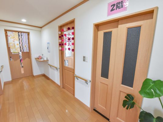 清潔感ある施設の廊下
