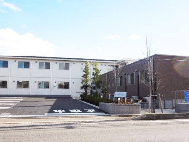 建物の外観 外観 広々とした駐車スペースがあり、アクセスしやすい施設です。明るい雰囲気の建物外観です。