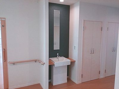 手洗い設備の廊下