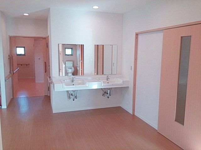 明るい洗面台の室内 洗面台 広々とした洗面スペースで、明るい照明が特徴です。手洗いや身支度が快適に行えます。