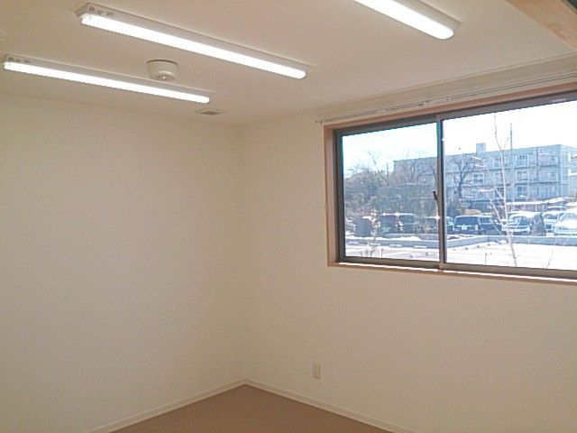 自然光が入る居室 居室 広い窓から自然光がたっぷりと入り、快適に過ごせる明るい空間です。
