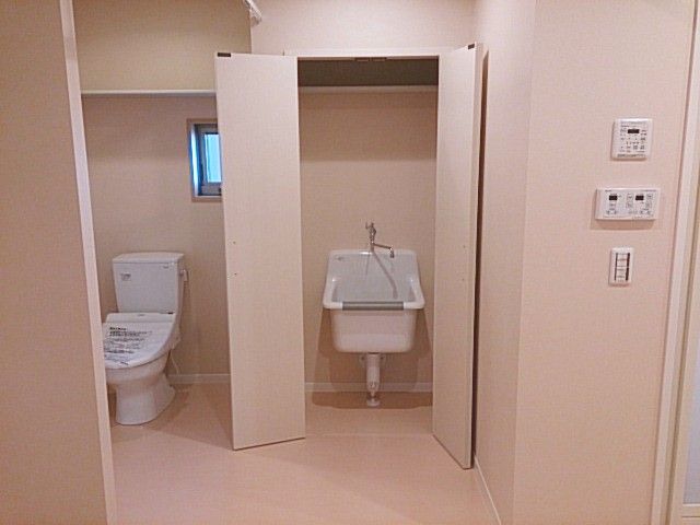 洗面台付きトイレ トイレ コンパクトで効率的な設計のトイレ空間です。使いやすい洗面台も備わっています。