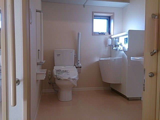 清潔で明るい空間のトイレ トイレ 自然光が差し込み、明るく清潔な空間のトイレです。ゆとりのあるスペースで使いやすい設計になっています。