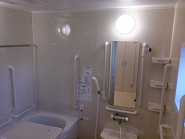 使いやすい浴室 浴室 手すりが充実した安心設計の空間で、入浴時のサポートがしやすいです。