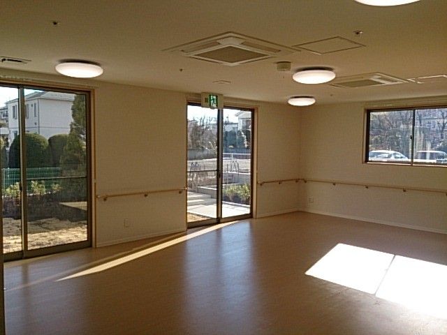広々とした明るい部屋 多目的室 自然光が差し込む広々とした空間です。窓からの景色を楽しみつつ、活動に活用できます。