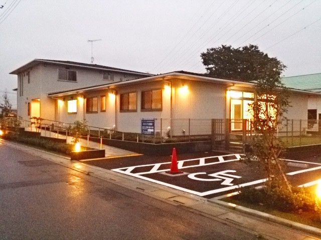 照明が美しい外観 外観 暖かな明かりが灯る外観です。駐車場には車椅子用スペースがあり、利用者に優しい設計です。