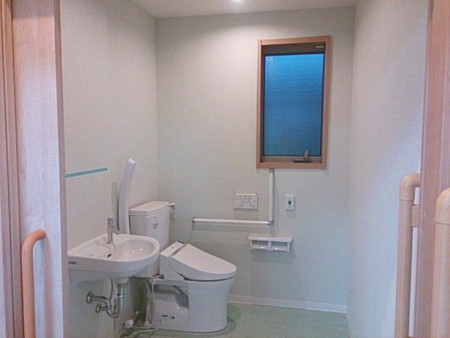 使いやすいトイレ トイレ 明るく清潔なトイレは、手すり付きで安全です。利用者が安心して使える配慮がされています。