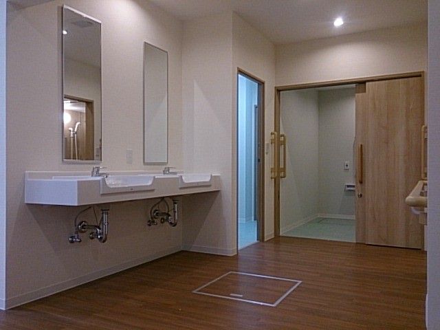 広々とした洗面台 洗面台 明るく広々とした洗面スペースです。お手入れや身支度がしやすく快適です。