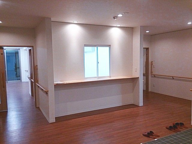 明るい廊下 廊下 自然光が差し込む明るい廊下です。清潔で広々とした空間が印象的で、移動がしやすく設計されています。