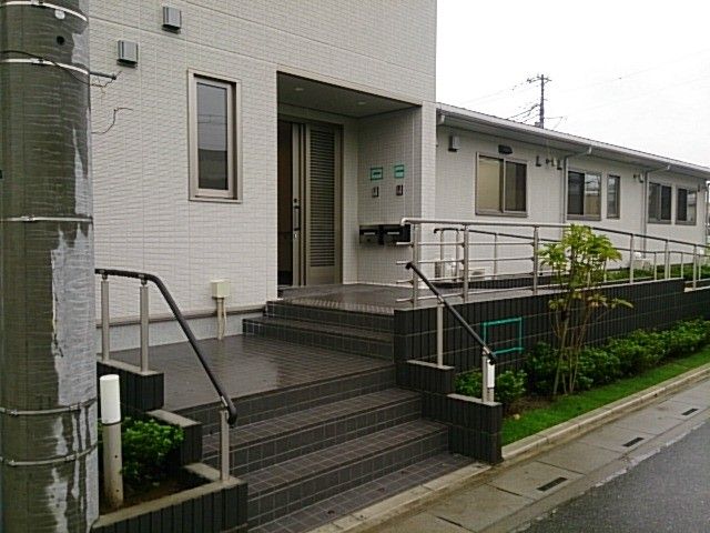 安心できる入口 エントランス バリアフリー設計のエントランスで、車椅子や歩行が不安な方でも安心してご利用いただけます。