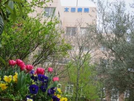 春の花と建物の外観  