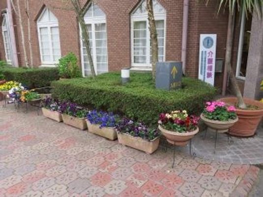 花壇のある玄関先  