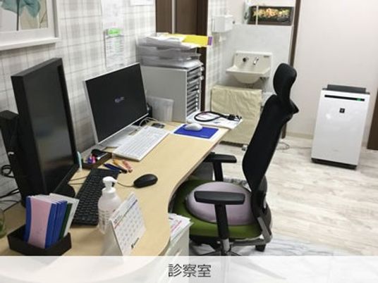 診察室の机と椅子  