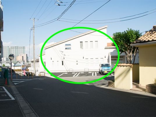 白い建物の外観  