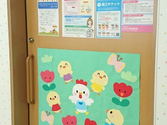 掲示物のある廊下  