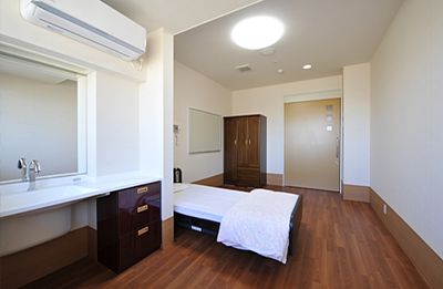 ベッドと洗面台の居室  