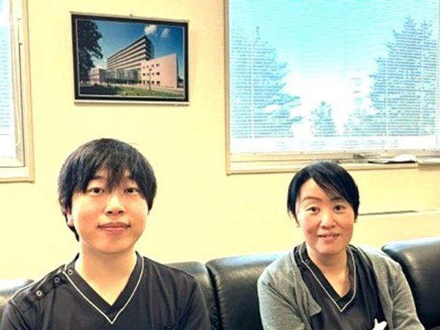 スタッフがソファで並ぶ休憩室 休憩室   ソファが置かれた落ち着いた空間で、スタッフの方が並んで座っています。窓から光が入り、ゆったり休めそうです。
