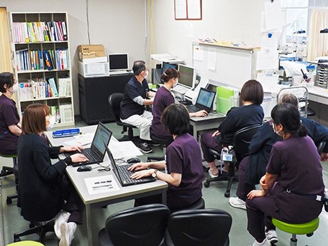 職員が集う事務スペース スタッフイメージ   複数の職員がパソコンを使って作業している様子です。落ち着いた環境で、情報共有や事務作業が進めやすそうです。