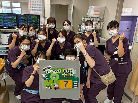 マスク姿のスタッフ集合  